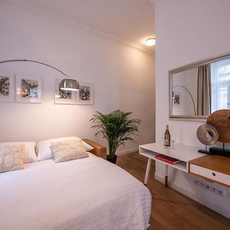 Modern Downtown Apt - Renovated, On Ideal Location Praga Esterno foto