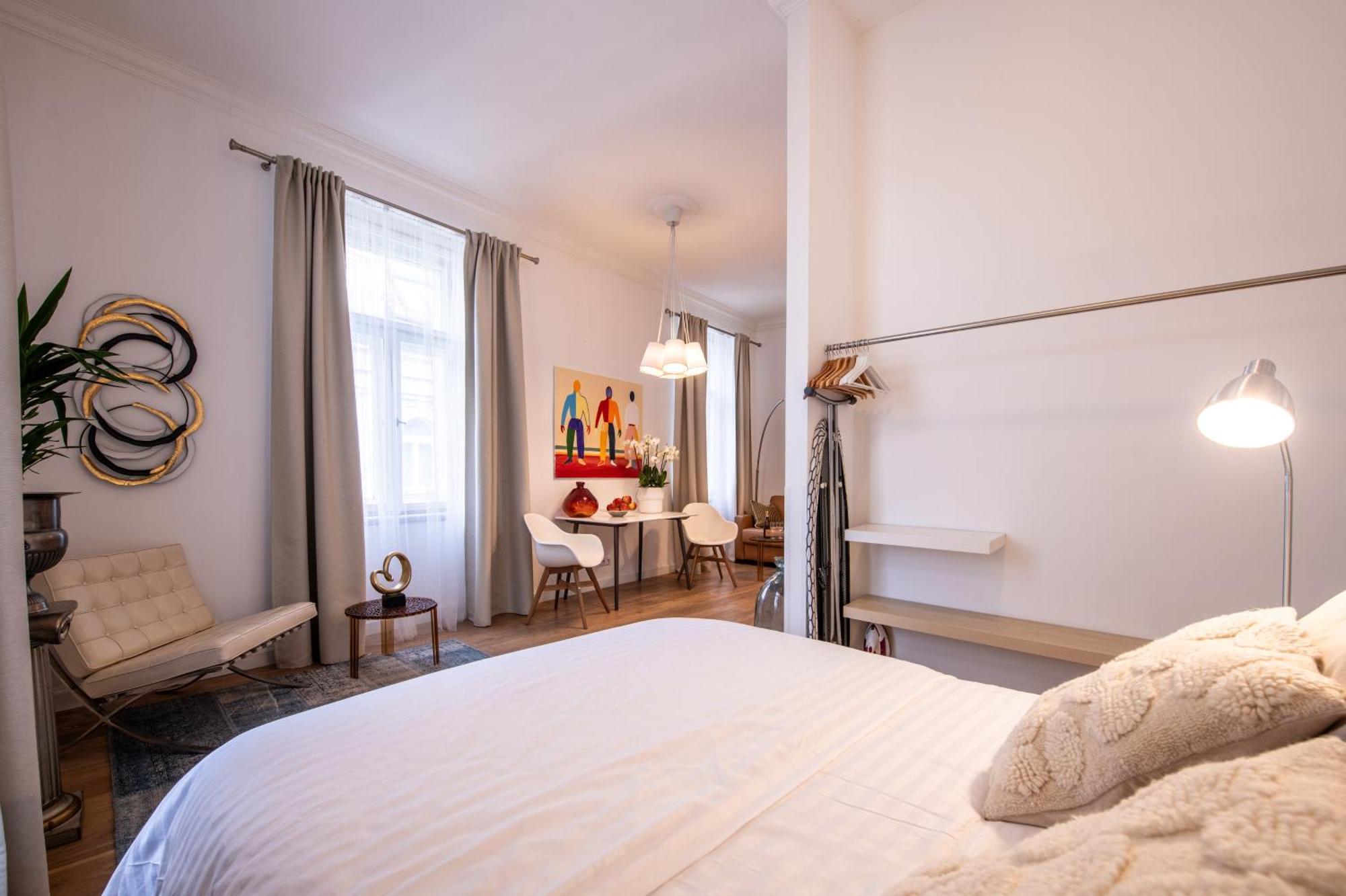 Modern Downtown Apt - Renovated, On Ideal Location Praga Esterno foto
