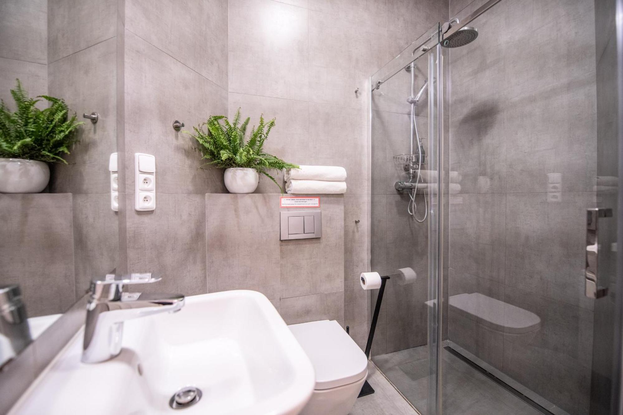 Modern Downtown Apt - Renovated, On Ideal Location Praga Esterno foto