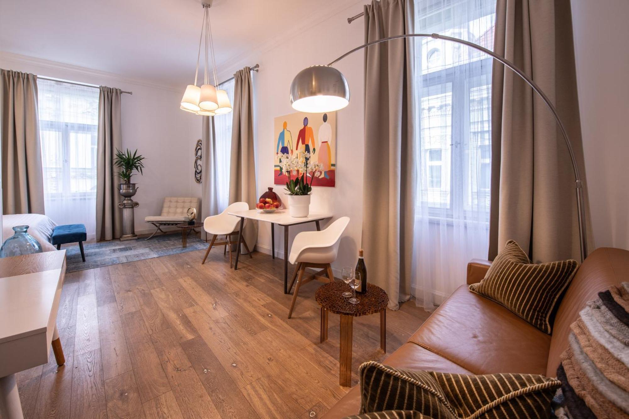 Modern Downtown Apt - Renovated, On Ideal Location Praga Esterno foto
