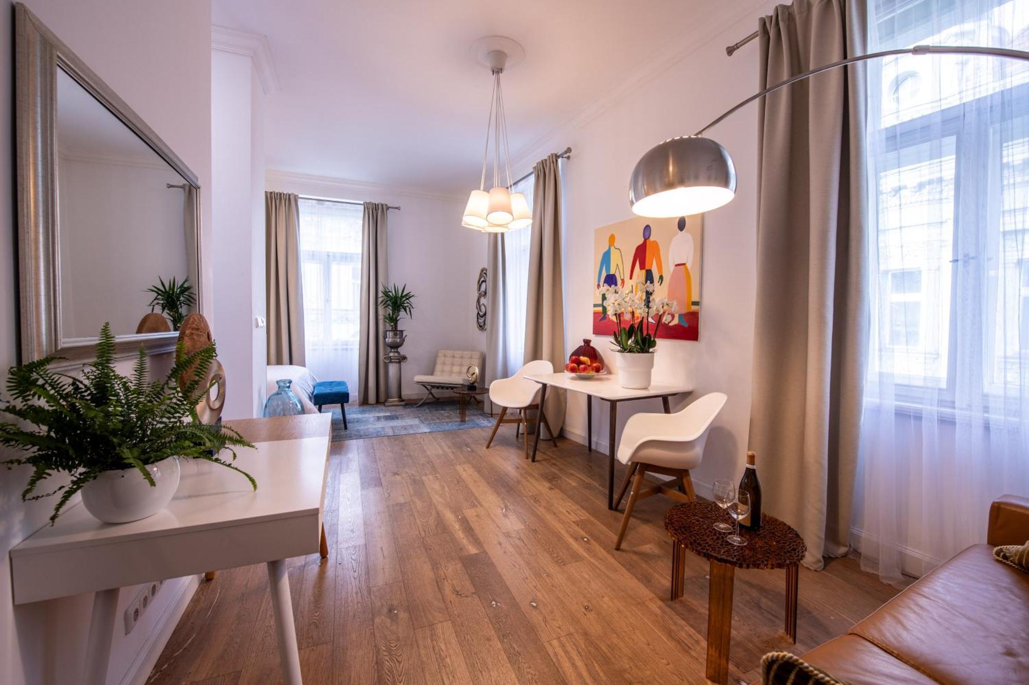 Modern Downtown Apt - Renovated, On Ideal Location Praga Esterno foto