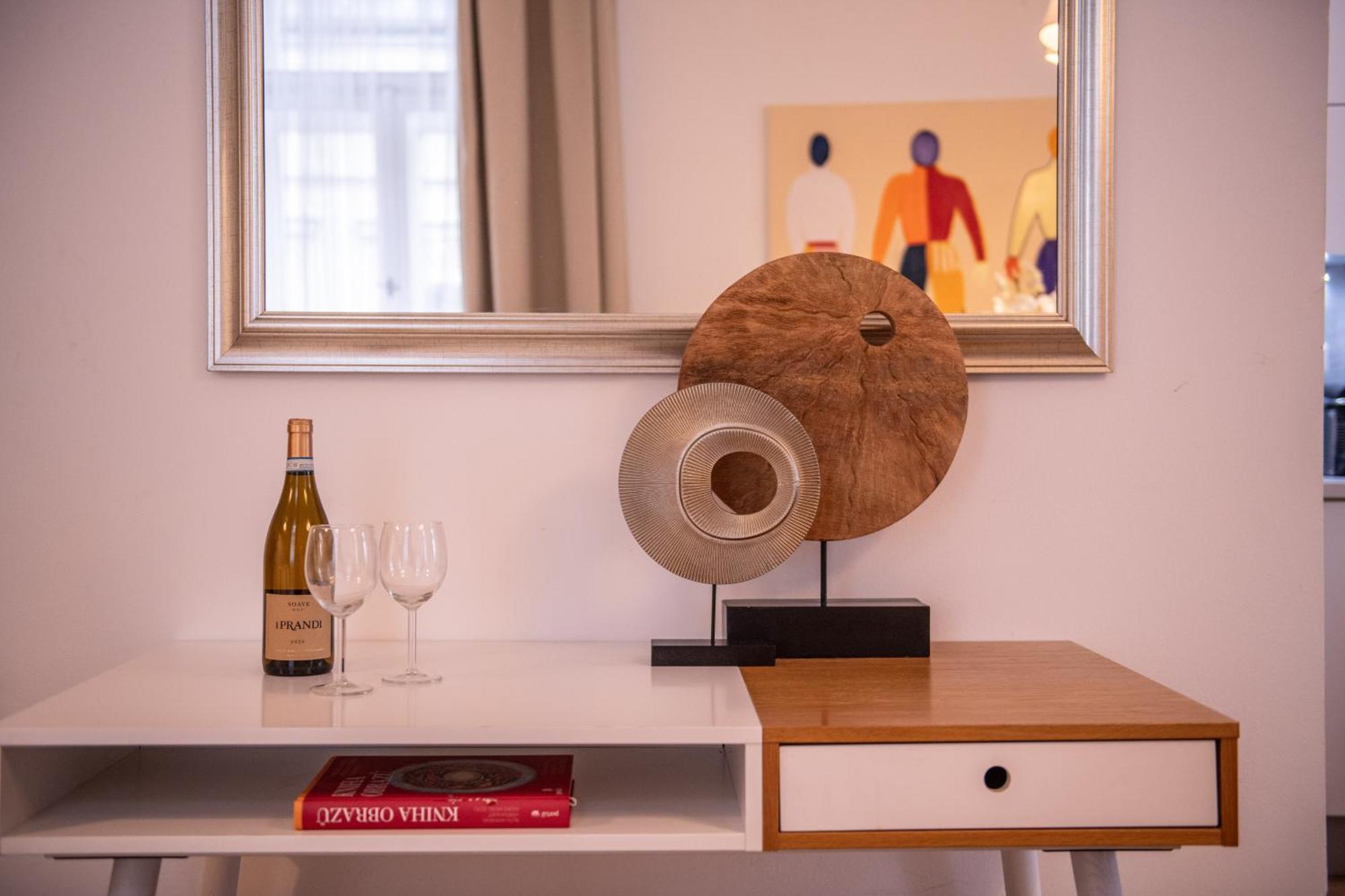 Modern Downtown Apt - Renovated, On Ideal Location Praga Esterno foto
