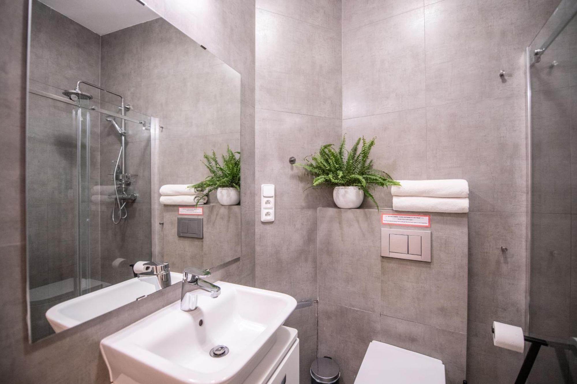 Modern Downtown Apt - Renovated, On Ideal Location Praga Esterno foto