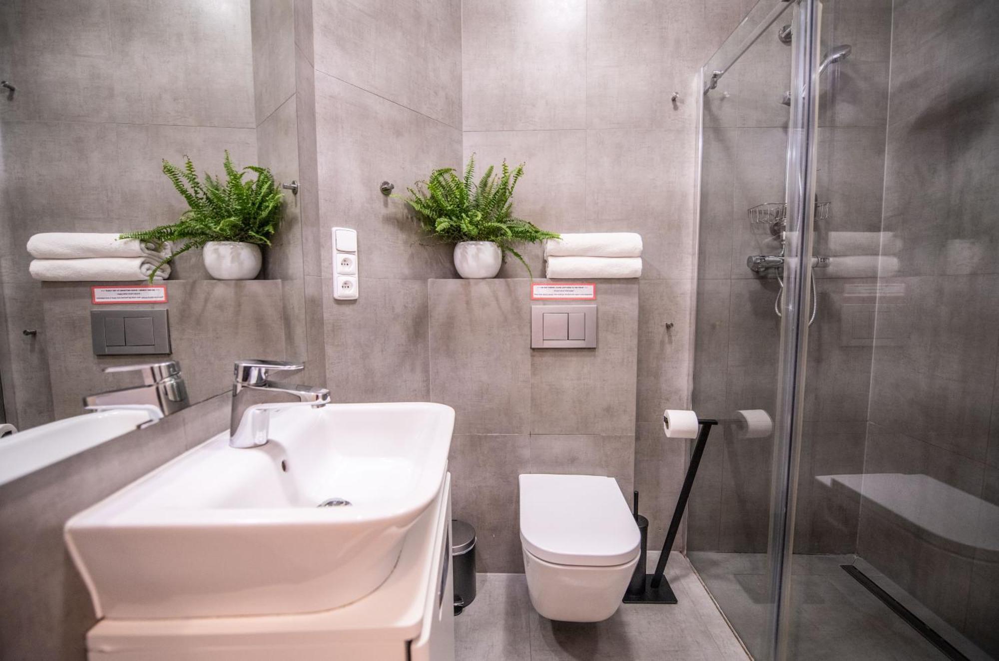 Modern Downtown Apt - Renovated, On Ideal Location Praga Esterno foto