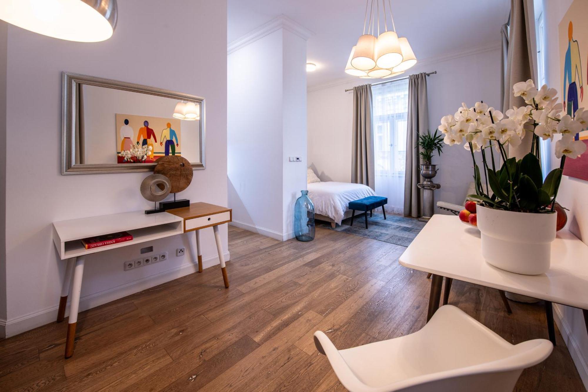 Modern Downtown Apt - Renovated, On Ideal Location Praga Esterno foto