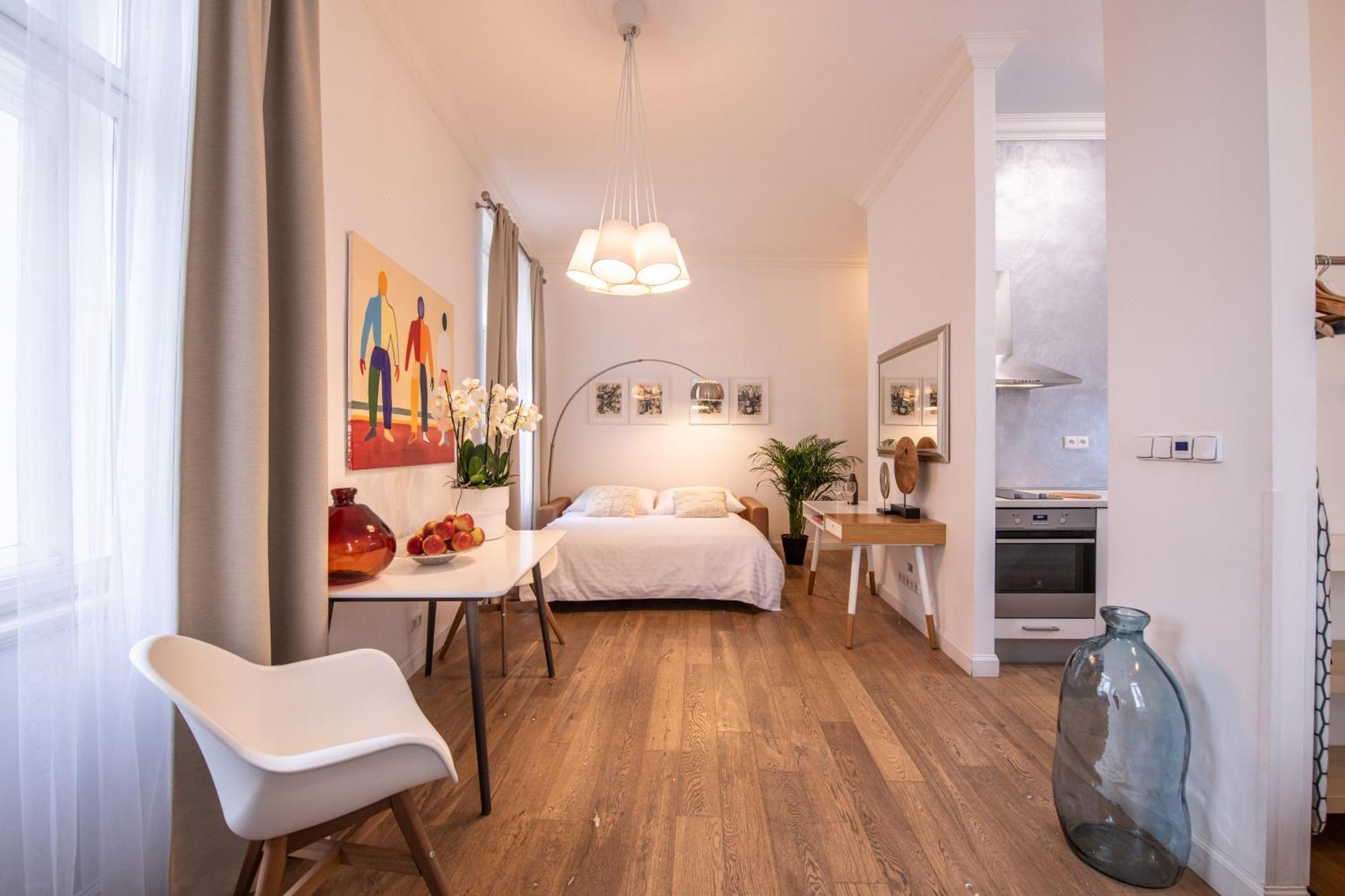 Modern Downtown Apt - Renovated, On Ideal Location Praga Esterno foto