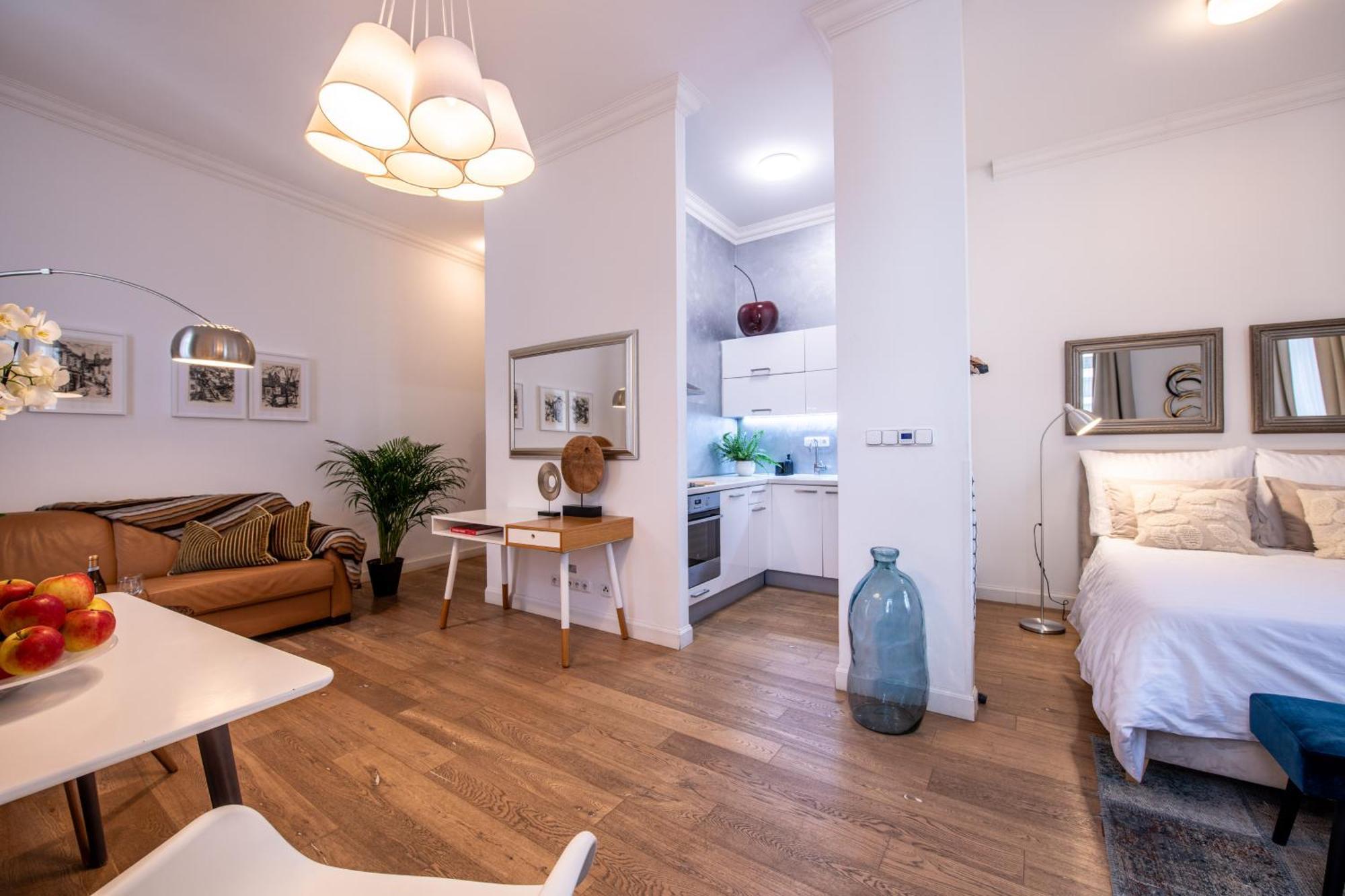 Modern Downtown Apt - Renovated, On Ideal Location Praga Esterno foto